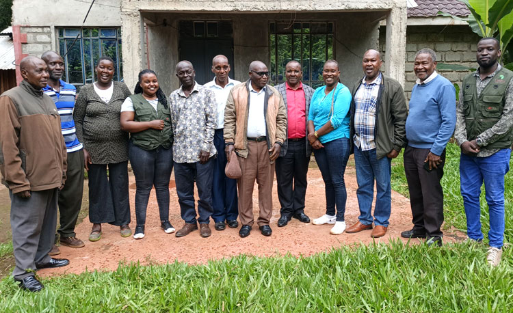 Vertreter einer LIMBUA Farmergruppe während eines Audits Kleinbauernvertreter und LIMBUA Team während eines Zertifizierungsaudits in Kenia