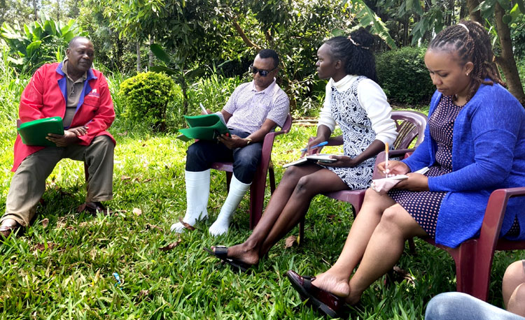 Auditgespräch mit Kleinbauern und LIMBUA Team in Kenia Externe Auditoren und LIMBUA Team im Gespräch mit Kleinbauern während eines Zertifizierungsaudits in Kenia