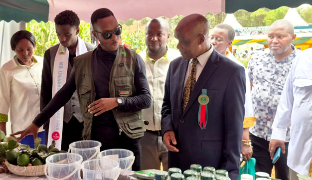 Morris Mwenda Njeru erklärt LIMBUA Produkte