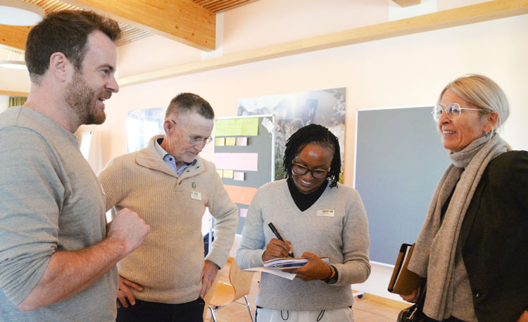 Abigail Birech und Bettina Schley im Austausch mit weiteren HAND IN HAND Partnern bei den Rapunzel Lieferantentagen