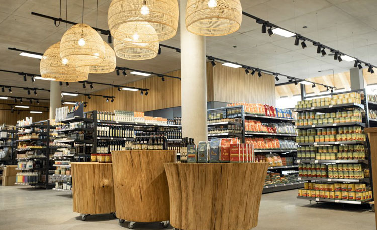 Innenansicht des Bio-Ladens am Rapunzel Besucherzentrum in Legau