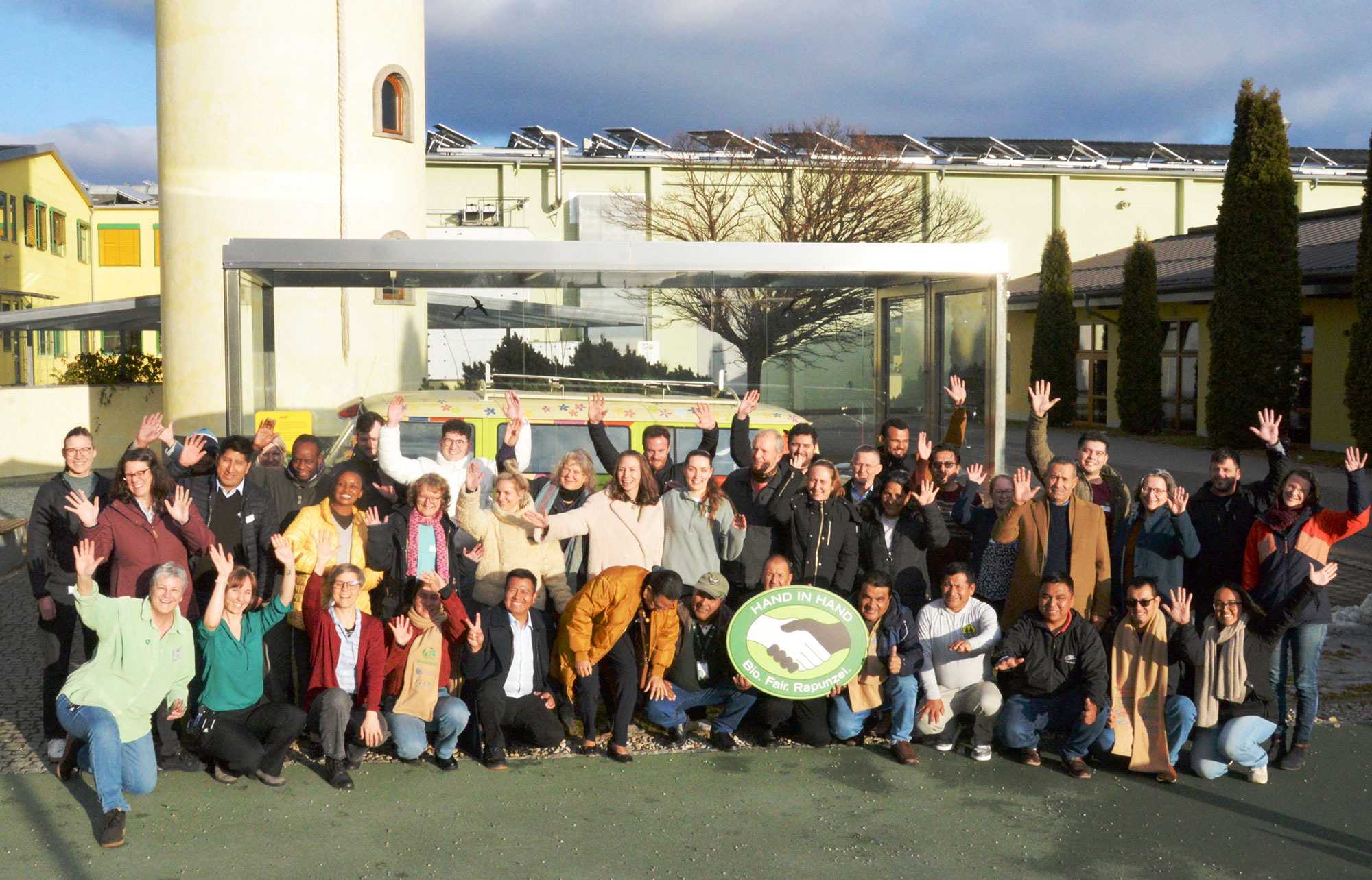 Gruppenfoto internationaler HAND IN HAND Partner bei den Rapunzel Lieferantentagen