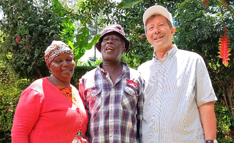Ueli Hurter mit Kleinbauern in Kenia Ueli Hurter im Austausch mit einem Kleinbauern-Ehepaar während seines Besuchs bei LIMBUA in Kenia
