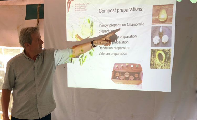 Schulung zu biodynamischen Kompostpräparaten Ueli Hurter erklärt dem LIMBUA Team Kompostpräparate