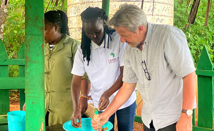 Herstellung biodynamischer Präparate mit dem LIMBUA Team Ueli Hurter arbeitet gemeinsam mit dem LIMBUA Team an der Herstellung biodynamischer Präparate